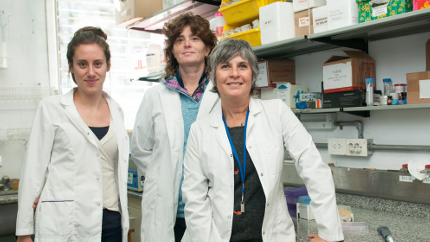Eder Romero der junto a Mara Jos Morilla centro codirectora y Julia Altube integrante del Programa de Nanomedicinas de la UNQ Foto CONICET Fotografa Vernica Tello