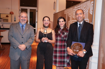Alfredo Alfonso vicerrector de la UNQ junto Alejandra Pa Nicolosi directora del Programa Transversal de Adaptacin y Desarrollo de la TV Digital y ganadores