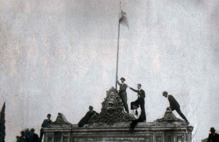 Reforma Universitaria - Estudiantes cordobeses izando la bandera argentina en el frontispicio del antiguo edificio de la Universidad de Coacuterdoba