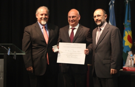 Francisco Martnez Mojica recibe el Doctor Honoris Causa de la UNQ