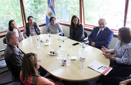 Convenio de cooperacioacuten entre UNESPAR y la UNQ